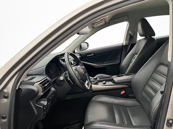 Lexus IS300h 9 of 28