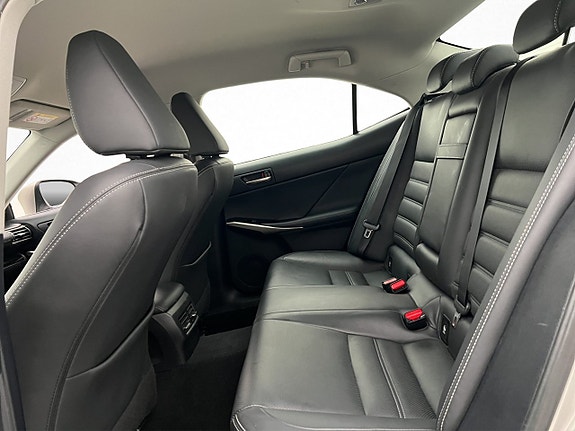 Lexus IS300h 13 of 28