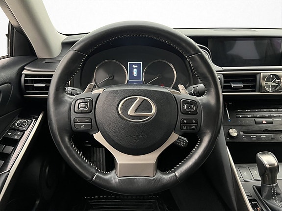 Lexus IS300h 10 of 28