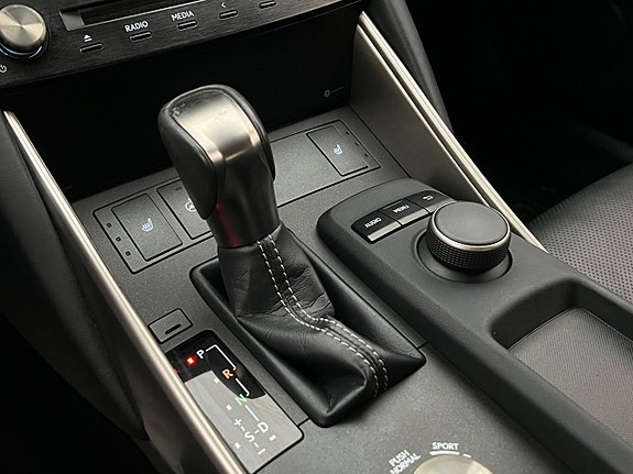 Lexus IS300h 24 of 28