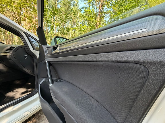Volkswagen Golf VII 15 of 15