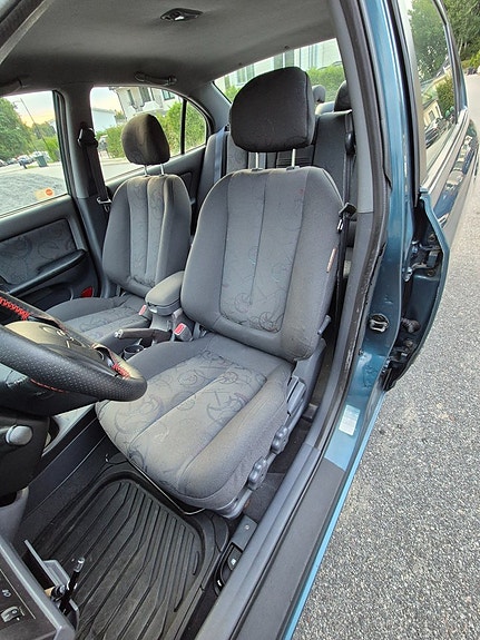 Hyundai Elantra 10 of 15