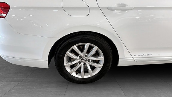 Volkswagen Passat 9 of 11