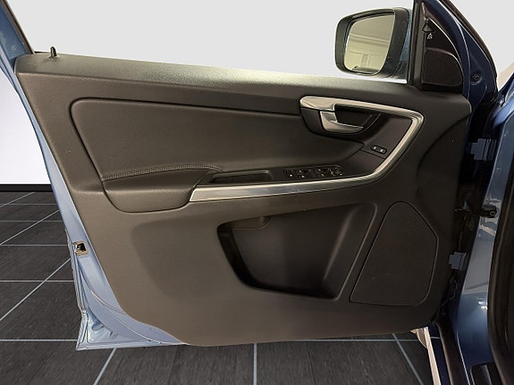 Volvo XC60 11 of 17