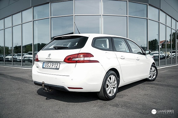 Peugeot 308 SW 2 of 8