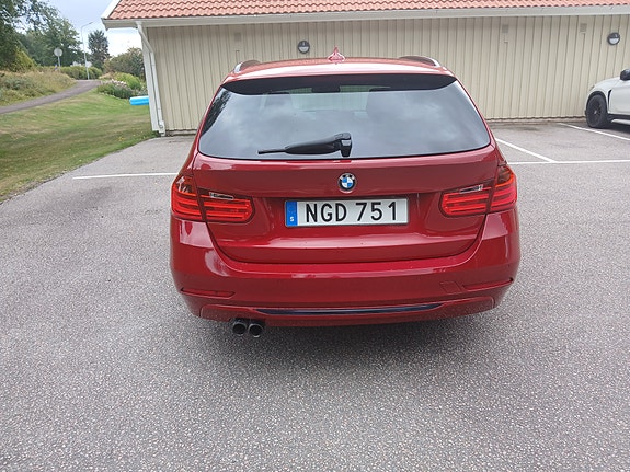 BMW 328i 3 of 5