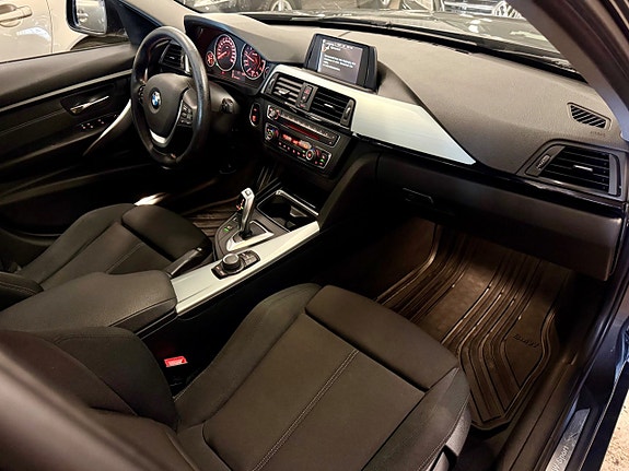 BMW 318d 14 of 18