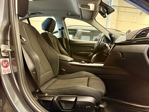 BMW 318d 15 of 18