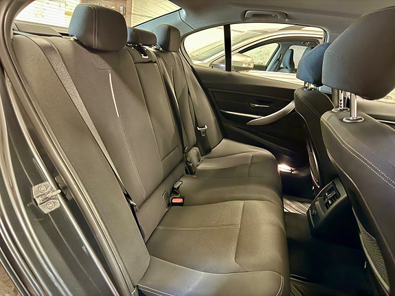 BMW 318d 13 of 18