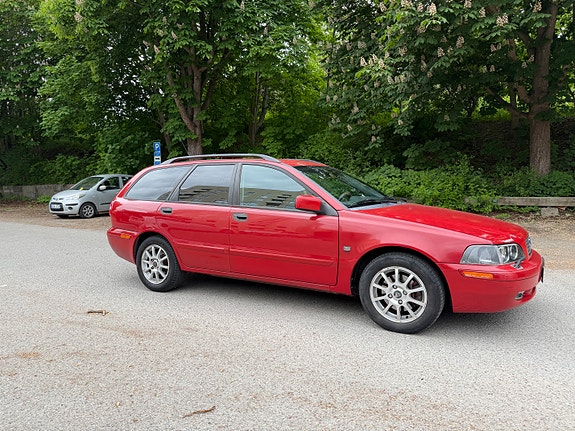 Volvo V40 2 of 7