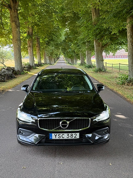 Volvo V60 2 of 5