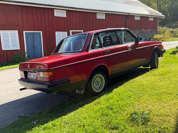 Volvo 240 4 of 11
