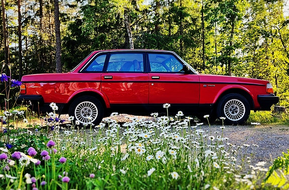 Volvo 240 3 of 11