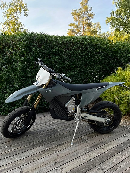 Stark Varg EX Supermoto 2 of 6