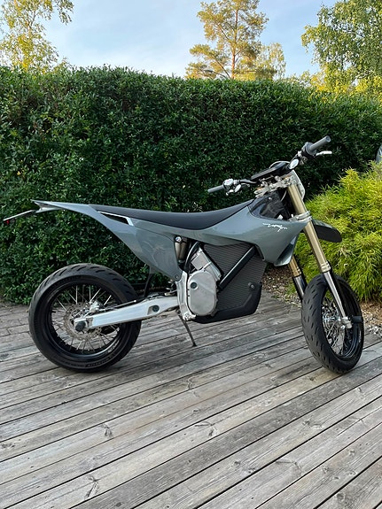 Stark Varg EX Supermoto 3 of 6