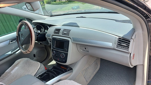 Mercedes-Benz R320 7 of 15