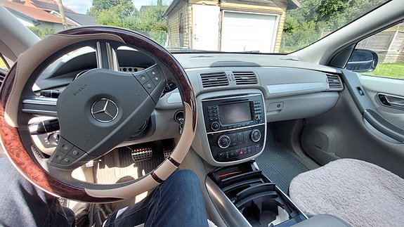 Mercedes-Benz R320 8 of 15