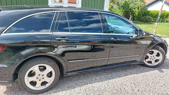 Mercedes-Benz R320 2 of 15