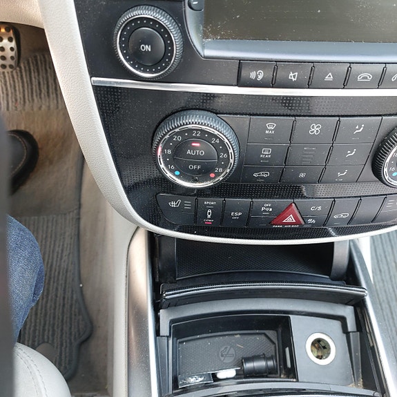 Mercedes-Benz R320 9 of 15