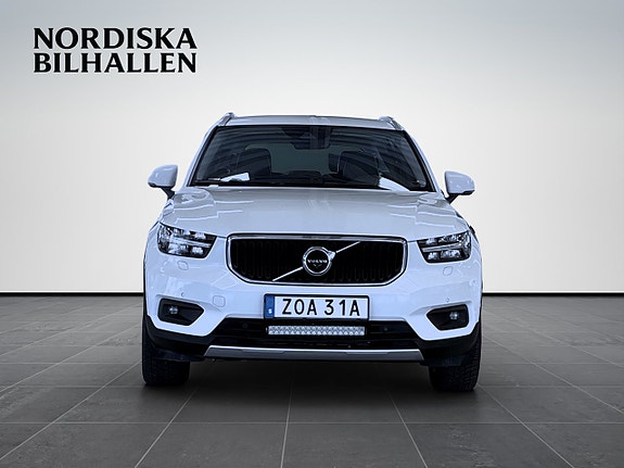 Volvo XC40 2 of 19