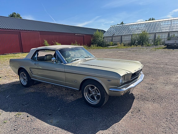 Ford Mustang 2 of 10