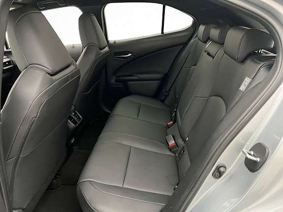 Lexus UX250h 24 of 30