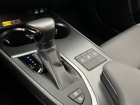 Lexus UX250h 23 of 30