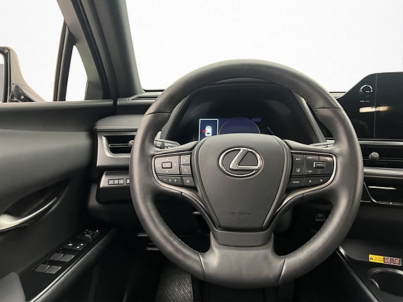 Lexus UX250h 14 of 30