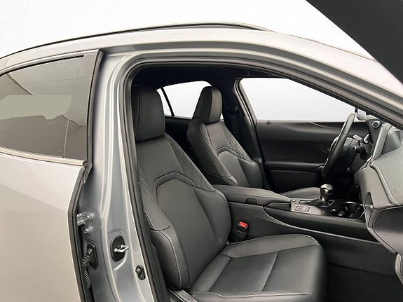Lexus UX250h 25 of 30