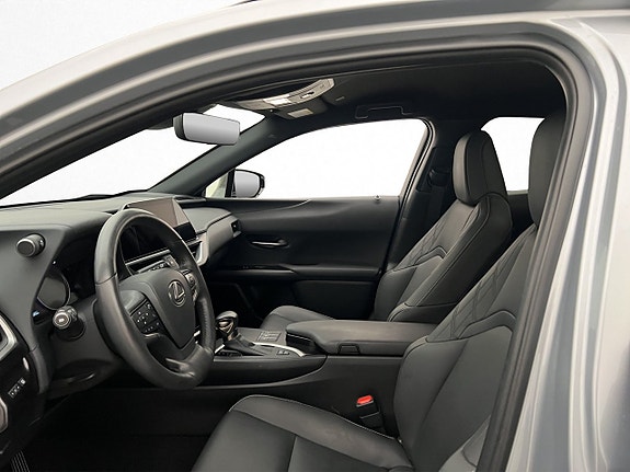 Lexus UX250h 12 of 30