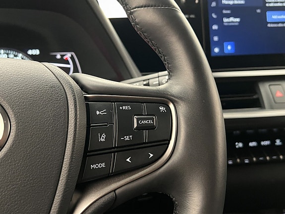 Lexus UX250h 18 of 30