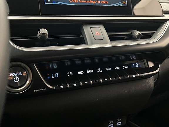Lexus UX250h 22 of 30
