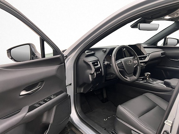 Lexus UX250h 11 of 30