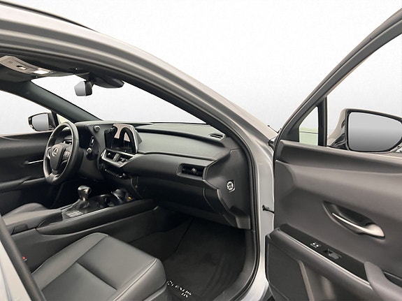 Lexus UX250h 26 of 30