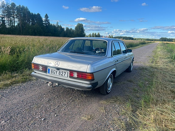 Mercedes-Benz 200 3 of 9