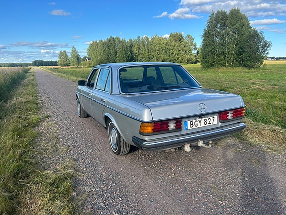 Mercedes-Benz 200 4 of 9