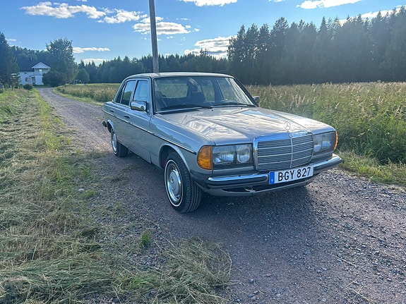 Mercedes-Benz 200 2 of 9