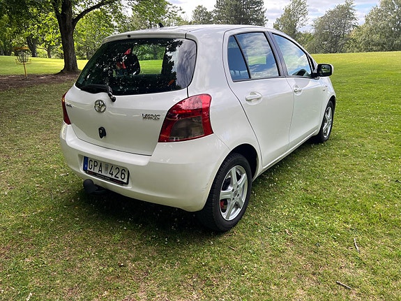 Toyota Yaris 3 of 5