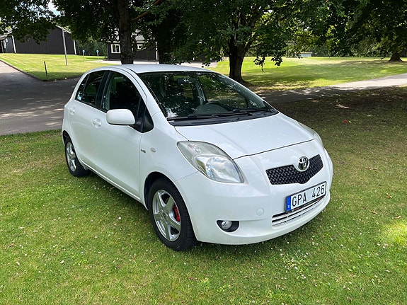 Toyota Yaris 2 of 5