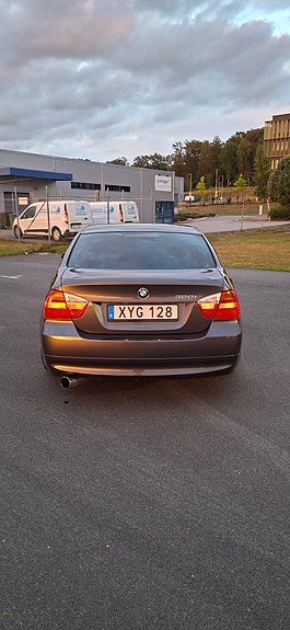 BMW 320i 3 of 6
