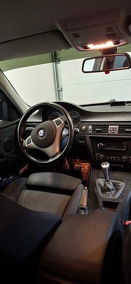 BMW 320i 4 of 6