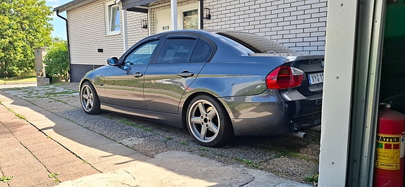 BMW 320i 2 of 6