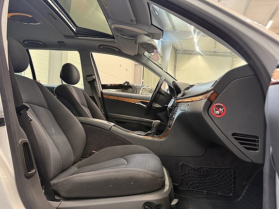 Mercedes-Benz E240 16 of 23