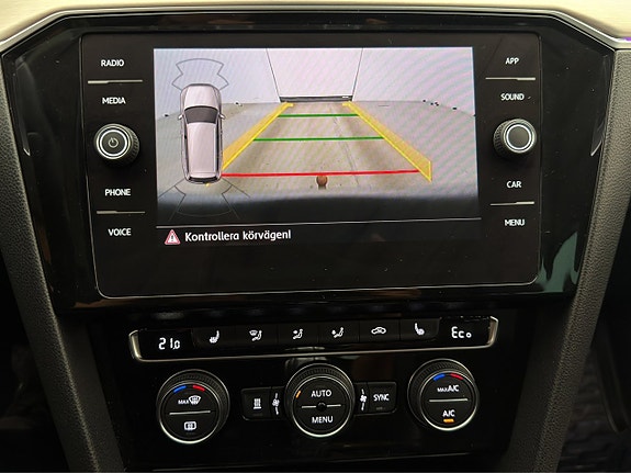 Volkswagen Passat 18 of 29