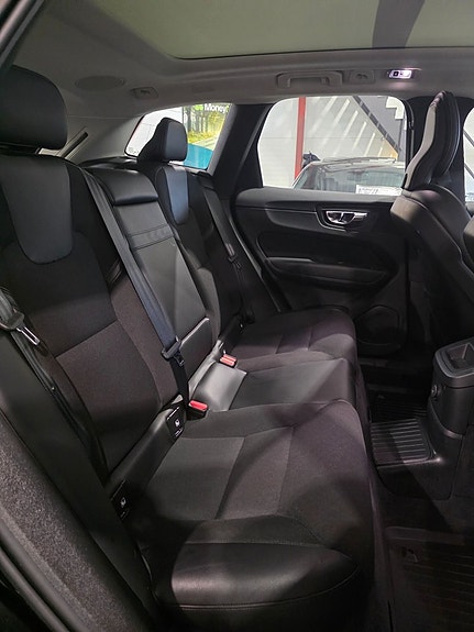 Volvo XC60 8 of 30