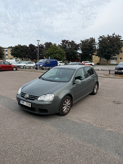 Volkswagen Golf V 2 of 8
