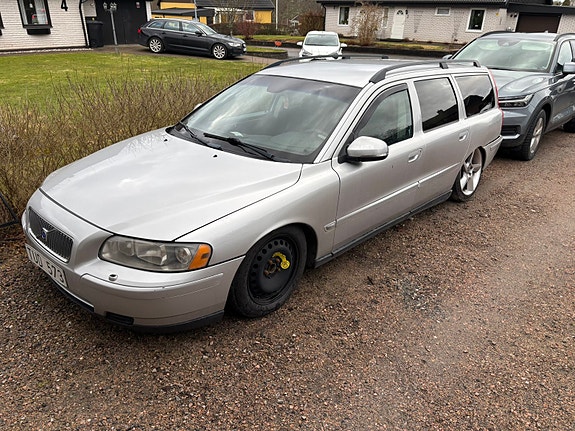 Volvo V70 2 of 8
