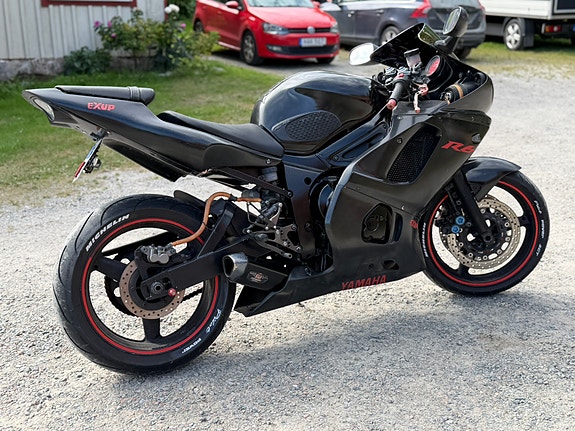 Yamaha YZF-R6 2 of 5