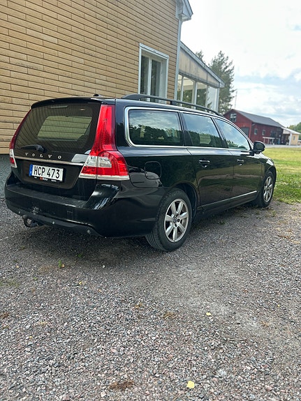 Volvo V70 2 of 13