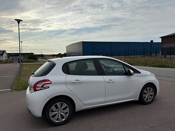 Peugeot 208 2 of 5